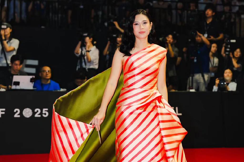 Viral Dian Sastrowardoyo Pakai Dress Pink-Hijau di BIFF 2025, Simbol Perlawanan?