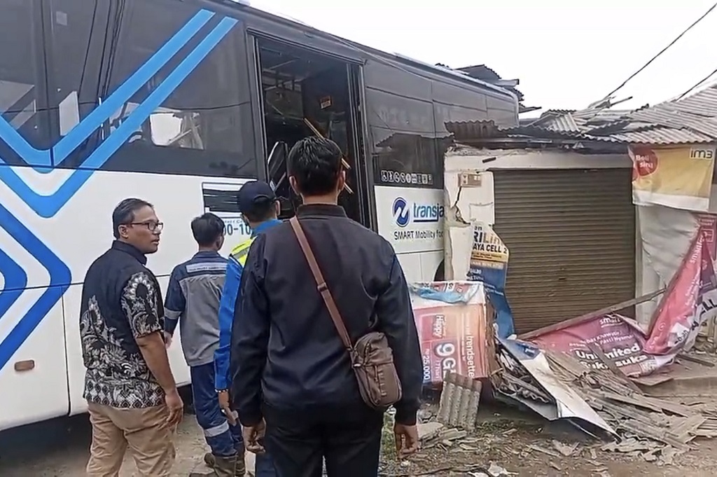 Kronologi Bus Transjakarta Kecelakaan di Pulogebang, Tabrak 4 Ruko Pedagang