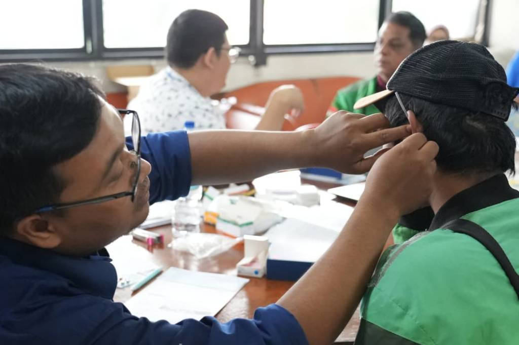 Hearing Aids, Hadiah Berharga bagi Ojol Tunarungu Jakarta Pusat