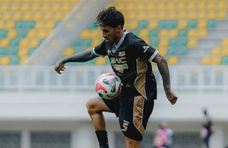 Stefano Lilipaly Cetak Gol Debut, Dewa United Bungkam PSBS Biak di Super League 2025/2026