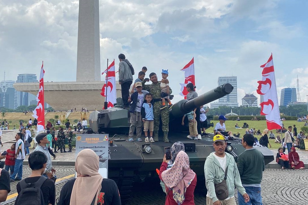 Momen Warga Antusias Lihat Alutsista TNI di Monas, Foto-foto di Tank
