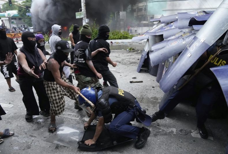 Demonstrasi di Filipina Rusuh, Massa Serang Polisi Jarah Hotel