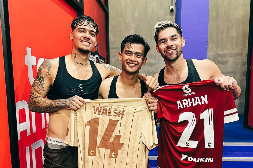 Liga Thailand 2025-2026: Sandy Walsh Menang Lawan Pratama Arhan, Tukar Jersey Jadi Sorotan