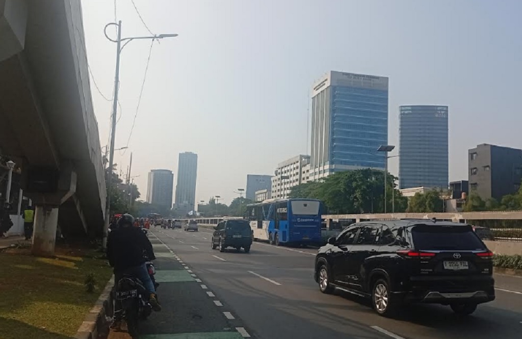 Demo Buruh di Gedung DPR Bubar, Lalin Jalan Gatot Subroto Arah Slipi Lancar