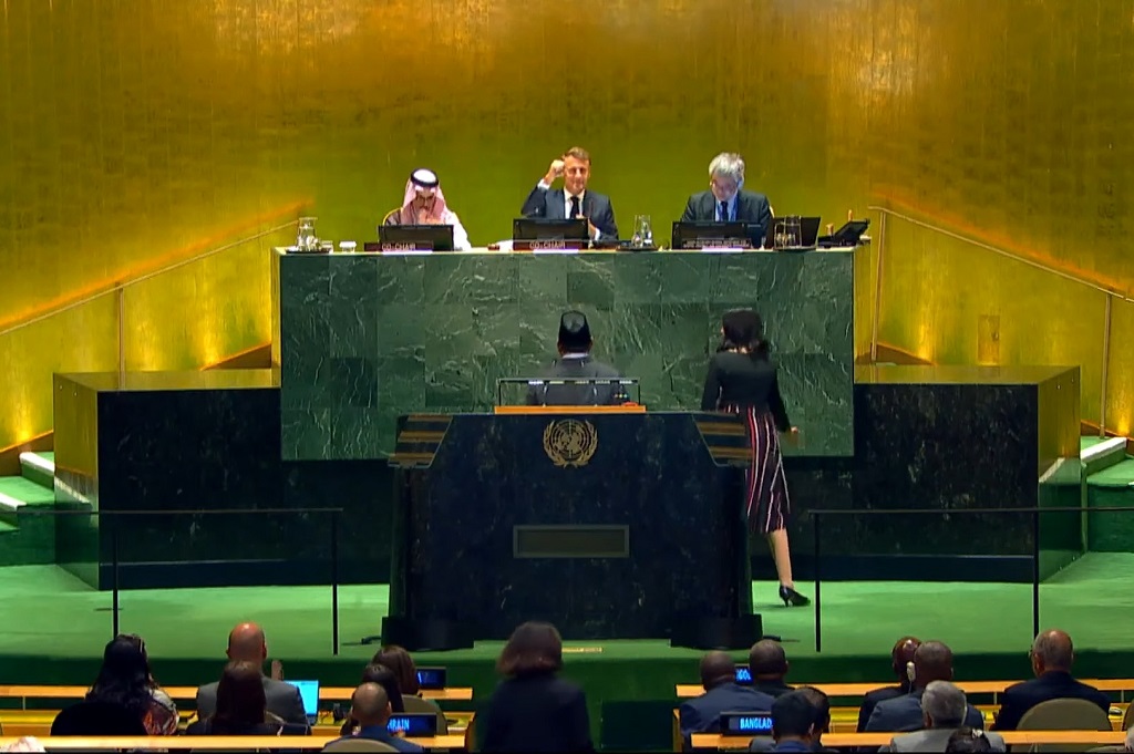 Saat Macron Kepalkan Tangan usai Prabowo Pidato di Markas PBB