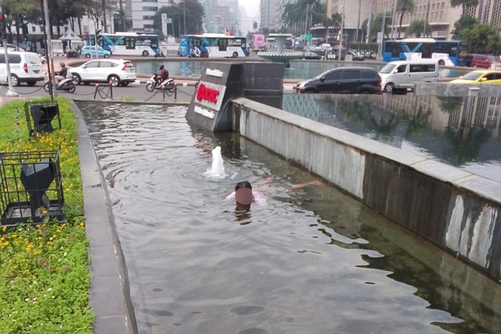 Viral Perempuan Berenang di Kolam Patung Kuda Jakpus, Bikin Geger Pengguna Jalan