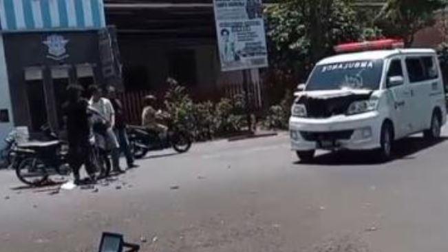 Kecelakaan di Bondowoso, Pemotor Terkapar usai Ditabrak Ambulans