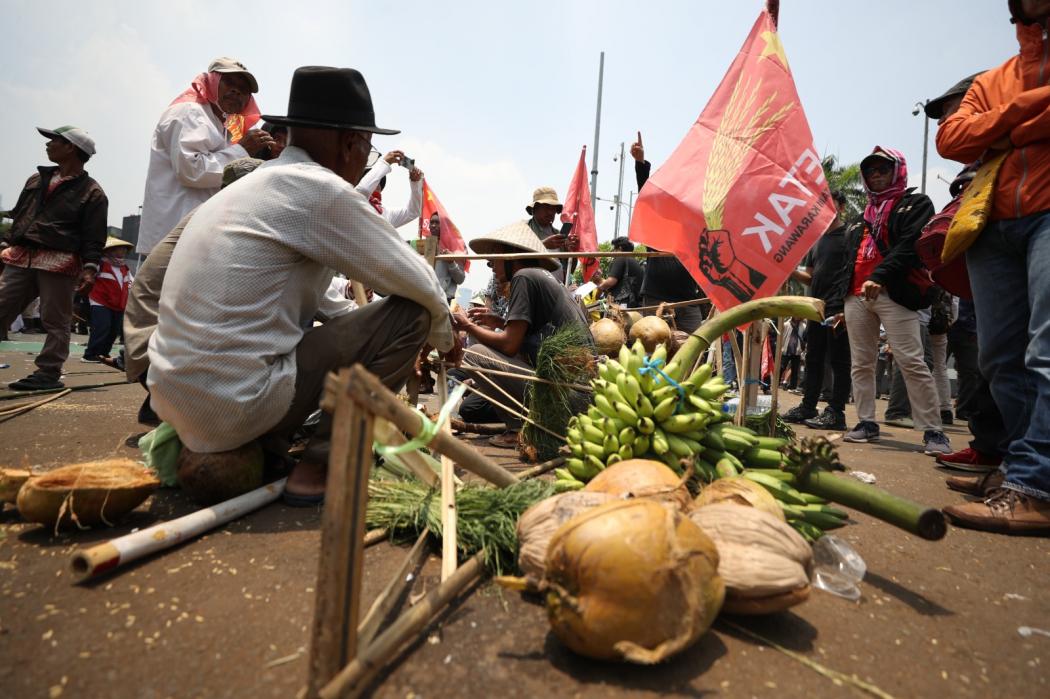 Demo Hari Tani Nasional di DPR, Massa Petani Bawa Hasil Bumi