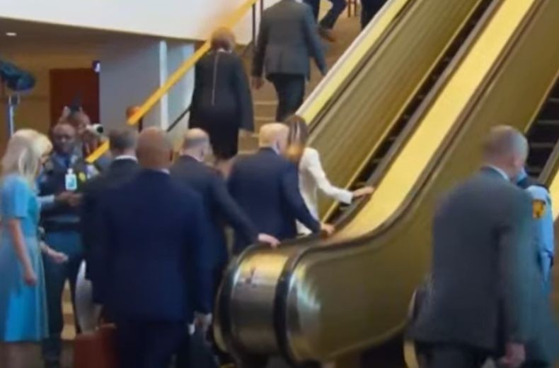 Heboh Eskalator Markas PBB Tiba-Tiba Tak Berfungsi saat Trump Naik, Sengaja Dimatikan?