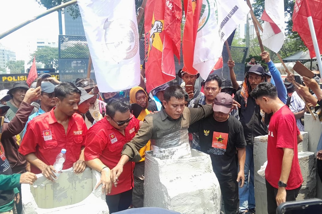 Demo Petani di Patung Kuda Diwarnai Aksi Cor Badan, Bentuk Kekecewaan ke Pemerintah