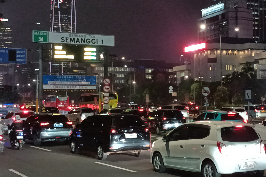 Situasi Jalan Gatot Subroto Jakarta di Jam Pulang Kerja, Macet Panjang Masih Terjadi