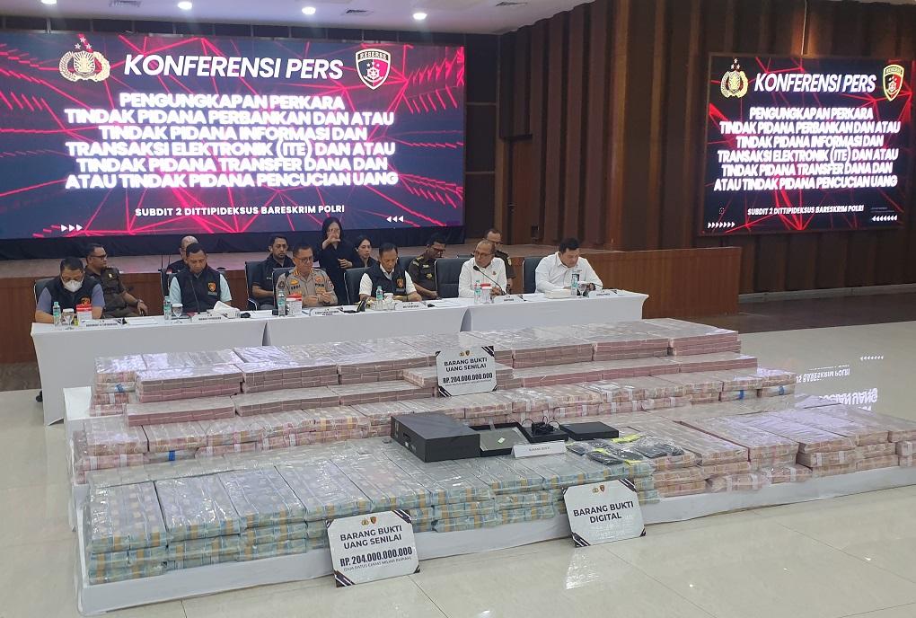 Penampakan Tumpukan Uang Rp204 Miliar Hasil Pembobolan Rekening Dormant Bank BUMN