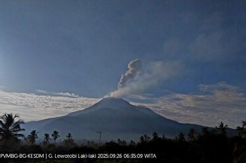 Gunung Lewotobi Laki-laki di NTT Erupsi Dahsyat Pagi Ini, Kolom Abu Capai 1.000 Meter