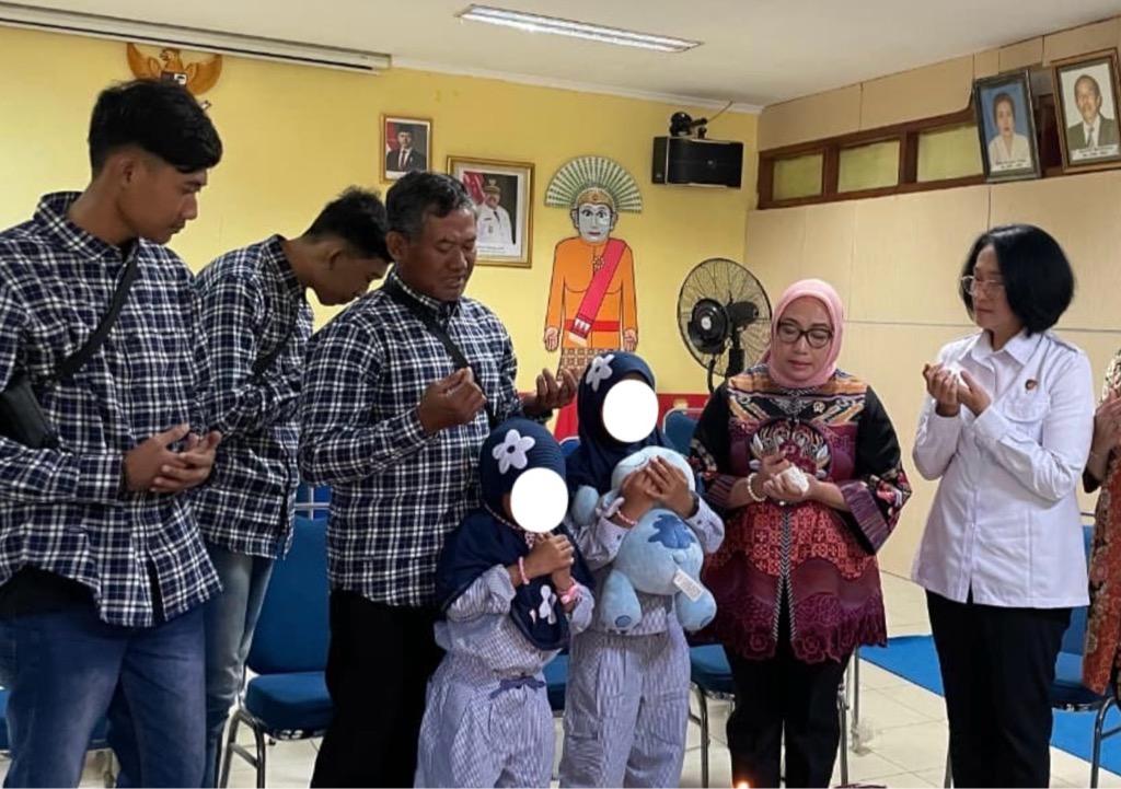 Bocah Korban Penyiksaan Ayah Juna di Kebayoran Lama Bertemu Ayah Kandung   
