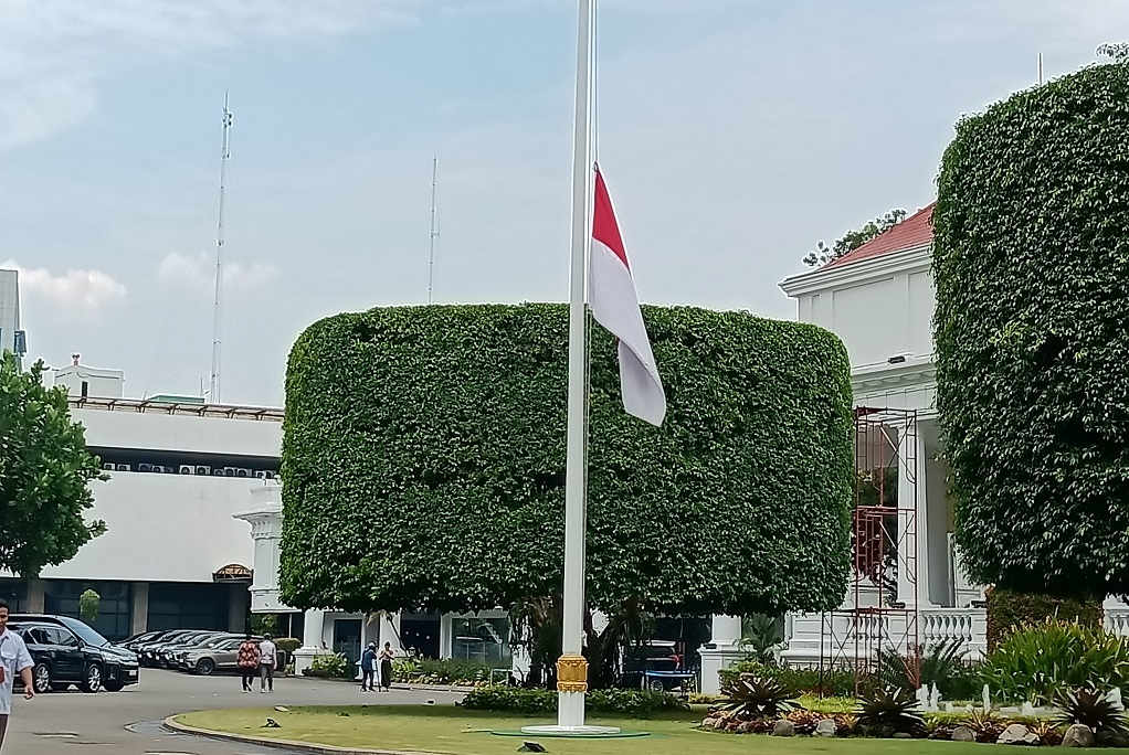 Istana Kibarkan Bendera Merah Putih Setengah Tiang 30 September
