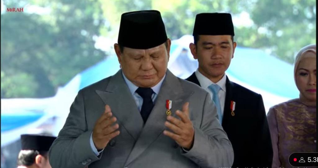 Momen Prabowo Berdoa Didampingi Gibran Saat Tinjau Sumur Lubang Buaya