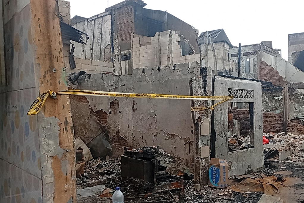 Kebakaran Taman Sari Jakbar Hanguskan 180 Rumah, Salah Satu Bangunan Digaris Polisi