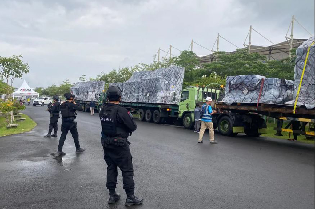 Logistik MotoGP Mandalika Berdatangan, Dikawal Gegana Brimob Polda NTB