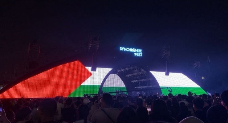 Merinding! Hindia Suarakan Free Palestine di Panggung Synchronize Fest 2025