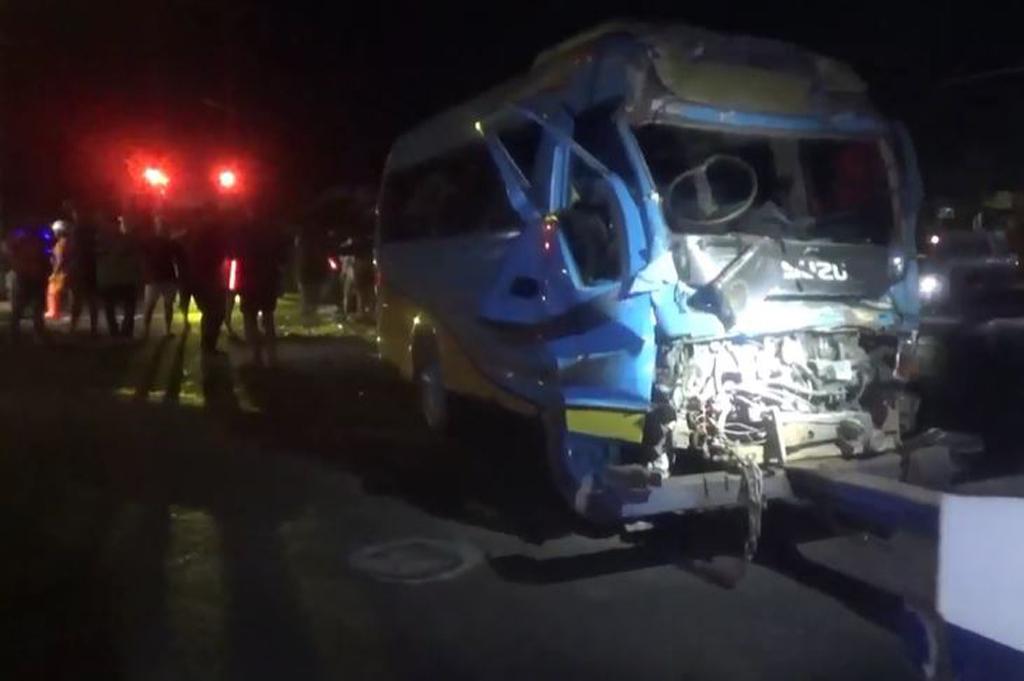 Kecelakaan Minibus Elf Tabrak Truk di Jombang, 8 Penumpang Luka-Luka