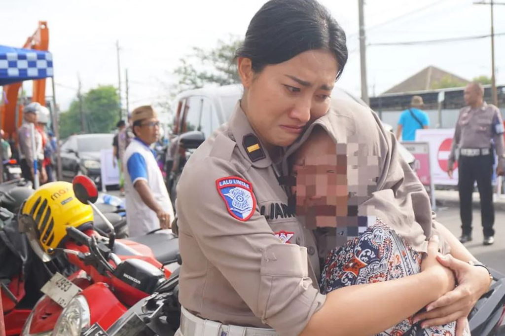 Pilu! Momen Polwan Kuatkan Keluarga Korban Ponpes Al Khoziny Ambruk selama Proses Evakuasi
