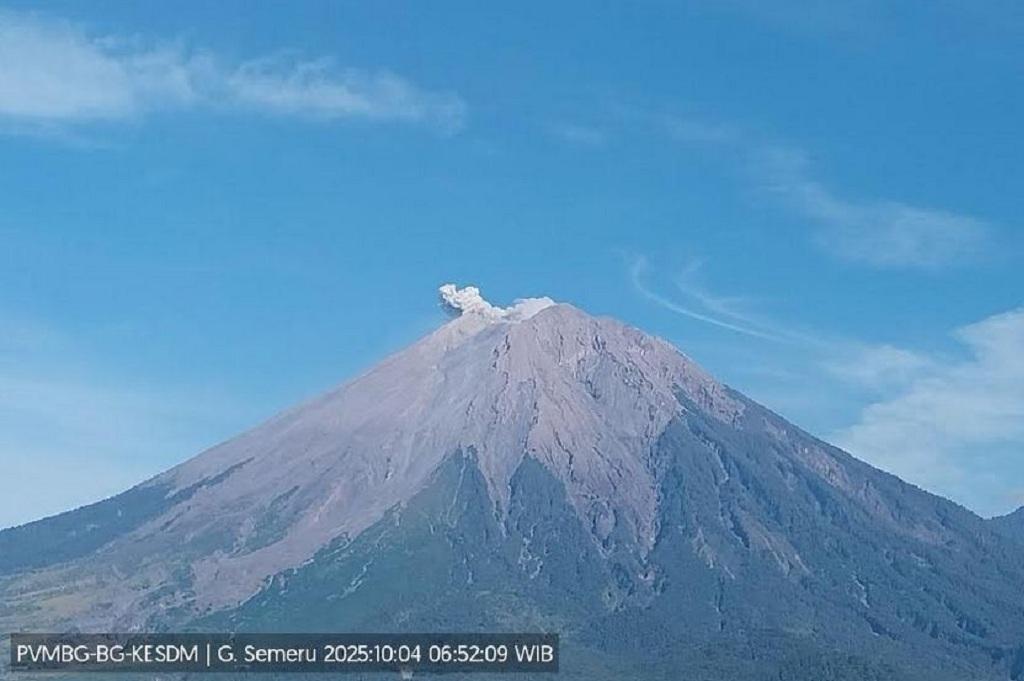 Gunung Semeru Erupsi Pagi Ini, Kolom Abu Capai 500 Meter di Atas Puncak