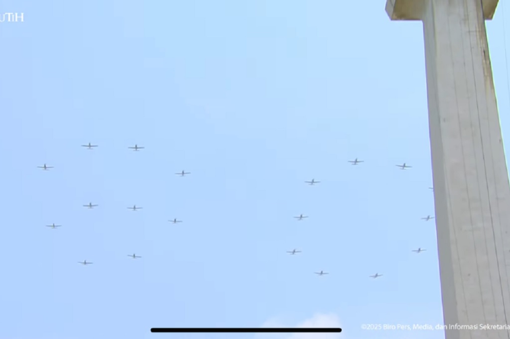 Momen Pesawat TNI AU Bentuk Formasi Angka 80 Hiasi Langit Monas