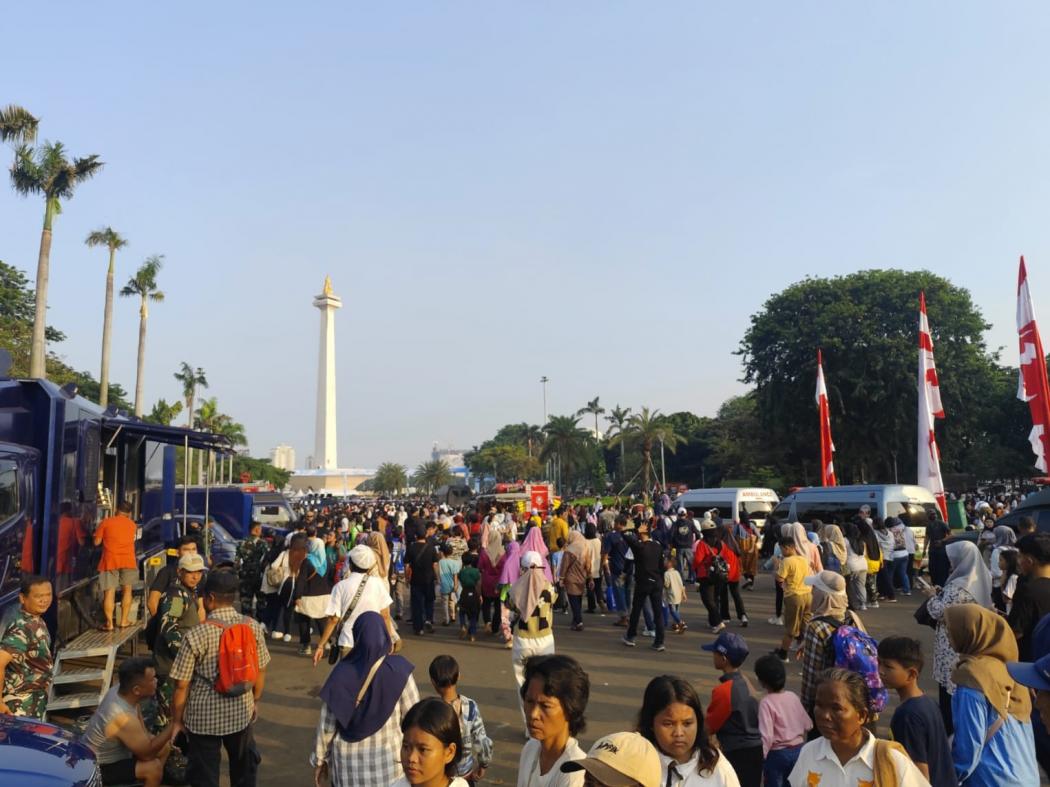 Antusias! Ribuan Warga Datangi Monas, Saksikan Perayaan HUT ke-80 TNI