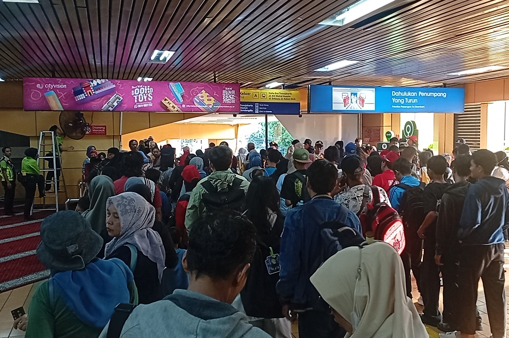 Suasana Stasiun Gondangdia Dipadati Warga yang Mau Lihat HUT ke-80 TNI di Monas