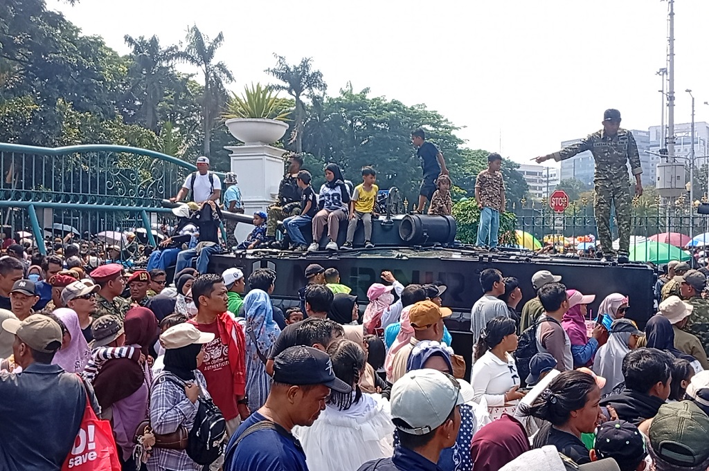 Warga Padati Monas Nonton HUT ke-80 TNI, Naiki Panser hingga Tank