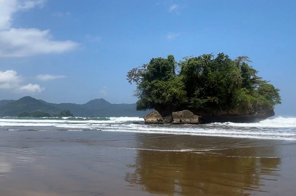 Keindahan Pantai Pelang Dijuluki Tanah Lot dari Trenggalek, Wajib Datang!