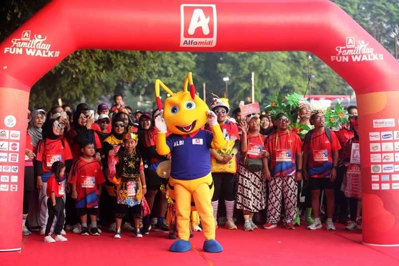 Keseruan Alfamidi Family Day Fun Walk 2025, Jalan Sehat Sambil Pilah Sampah