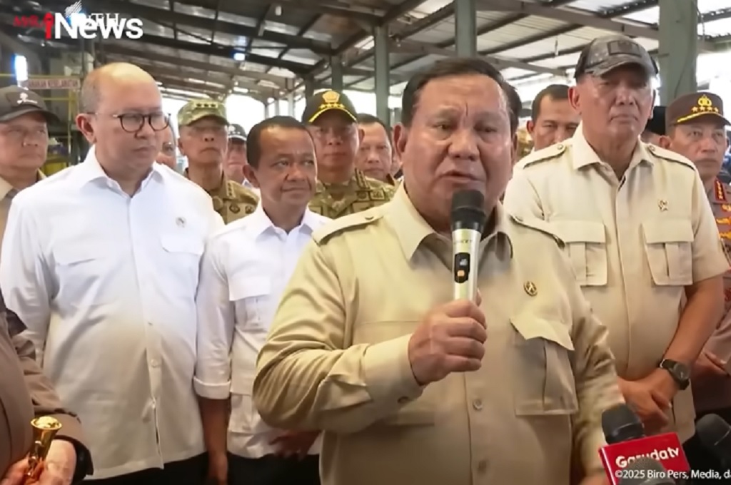 Bahlil Terciduk Colek Bos Danantara Rosan saat Prabowo Singgung Kerugian Rp300 Triliun