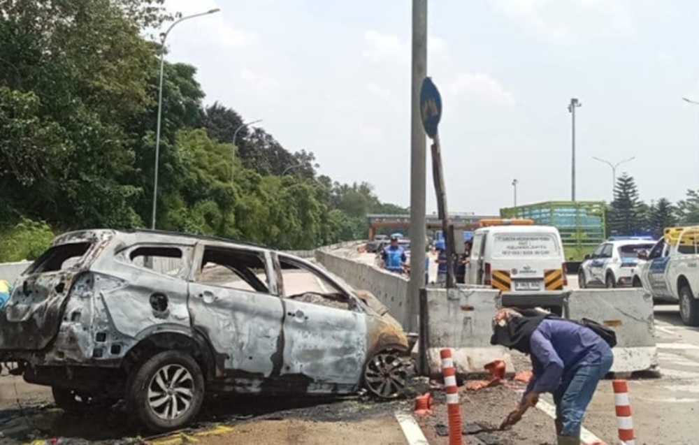 Kecelakaan di Tol Jagorawi, Mobil Tabrak Pembatas Jalan hingga Terbakar
