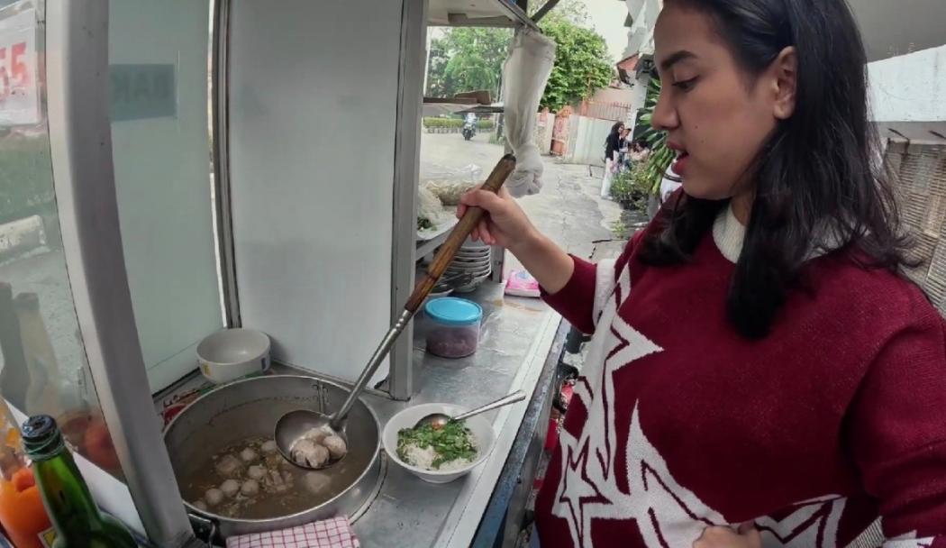 Azia Coba Jadi Penjual Bakso, Malah Bikin Geger Pembeli
