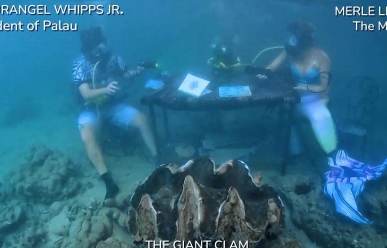 Pertama di Dunia, Presiden Diwawancarai Live di Bawah Laut dengan 