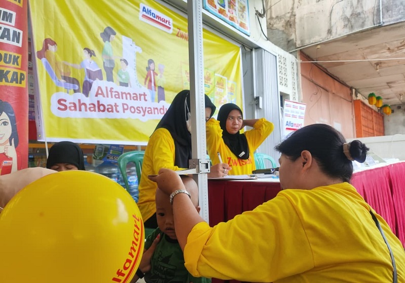Alfamart Sahabat Posyandu dan Zwitsal Beri Layanan Kesehatan untuk 3.400 Ibu dan Anak