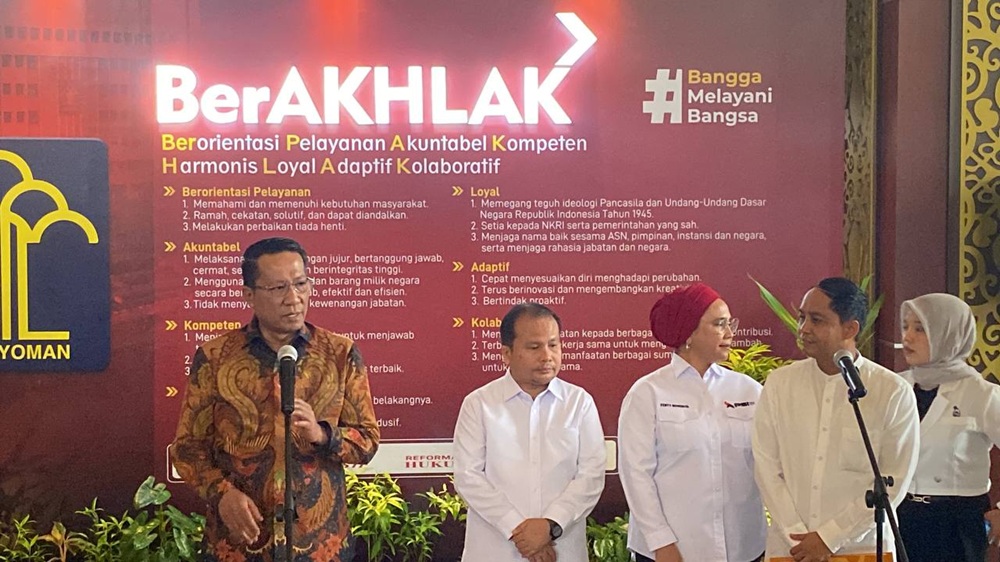 Serahkan SK Kepengurusan PSI, Menkum Ngaku Tak Tahu Sosok J: Saya Nggak Hafal