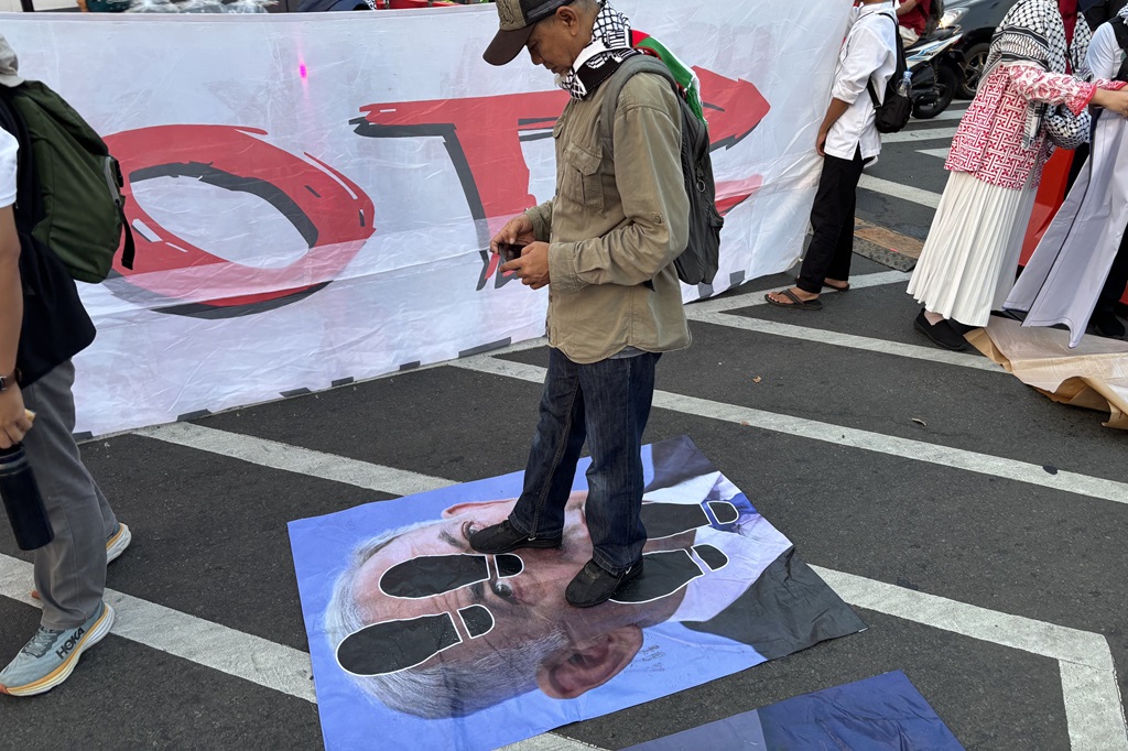 Dukung Palestina, Massa Aksi di Patung Kuda Injak Bendera Israel dan Foto Netanyahu