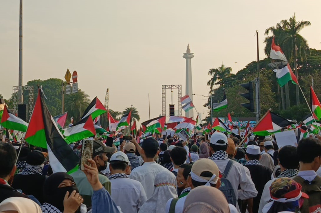 Ratusan Bendera Palestina Berkibar di Patung Kuda, Massa Kutuk Serangan Israel