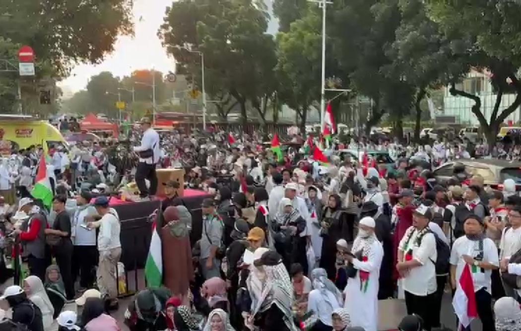 Massa Gelar Aksi Bela Palestina di Patung Kuda Jakpus, Teriakkan Free Palestine