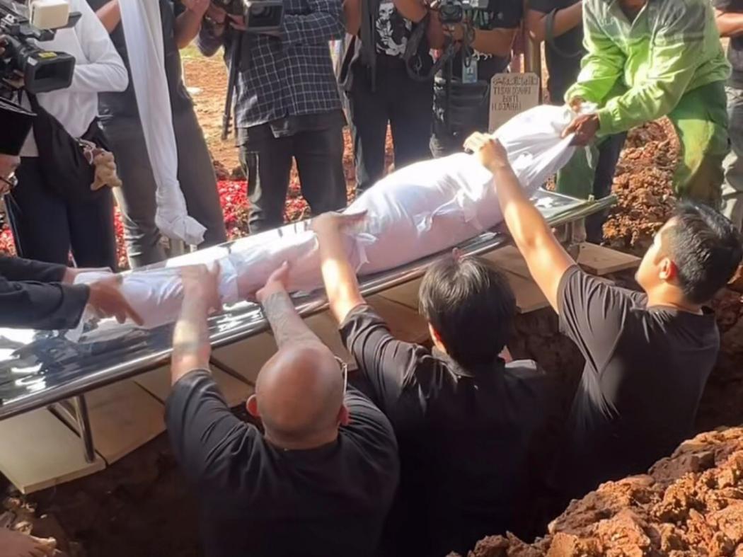 Jenazah Ibu Olla Ramlan Dimakamkan, Sean Mikael Turun ke Liang Lahat