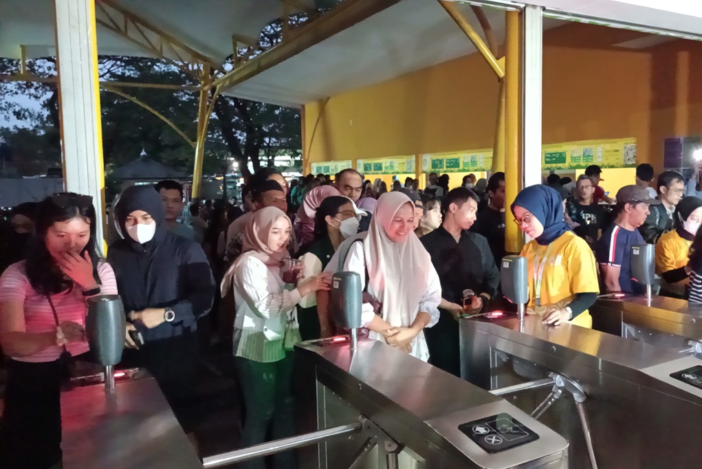 Uji Coba Wisata Malam Taman Margasatwa Ragunan, Pengunjung Tembus 2.900 Orang!