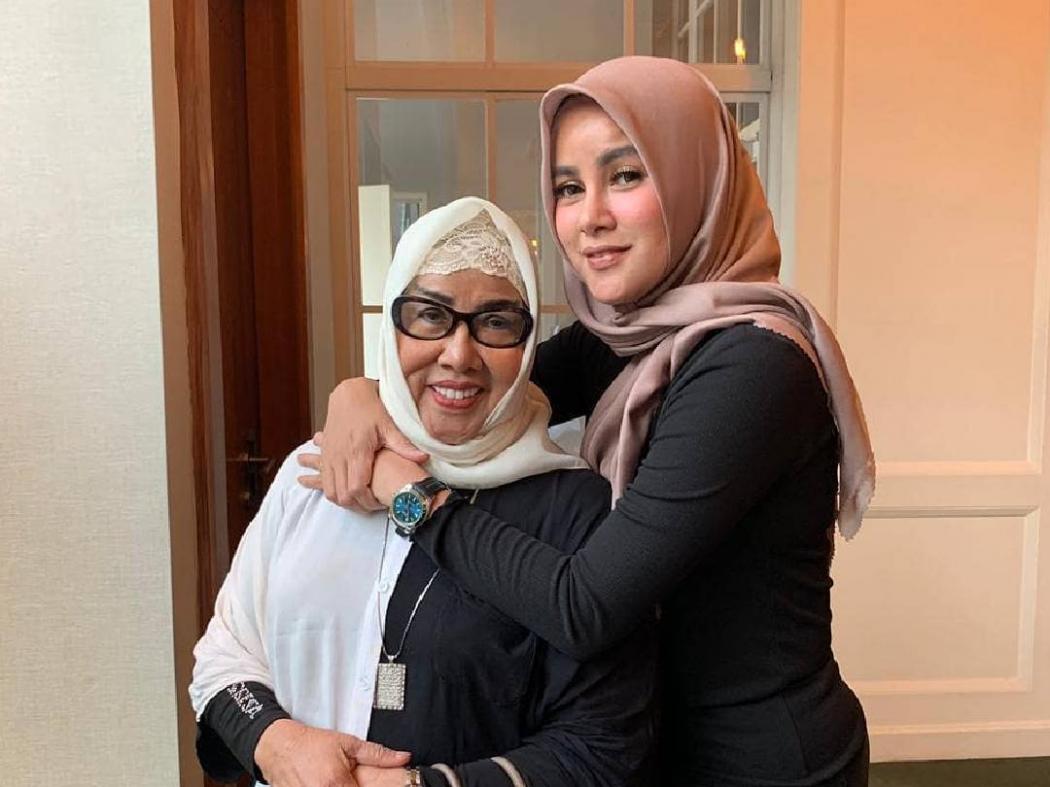 Pesan Haru Olla Ramlan untuk Almarhumah Ibu Tercinta, Banjir Air Mata