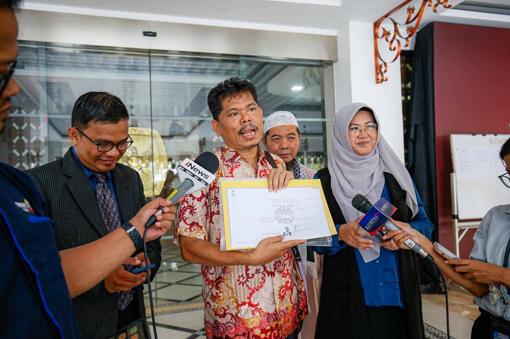 KPU DKI Jakarta Serahkan Ijazah Jokowi kepada Bonatua Silalahi