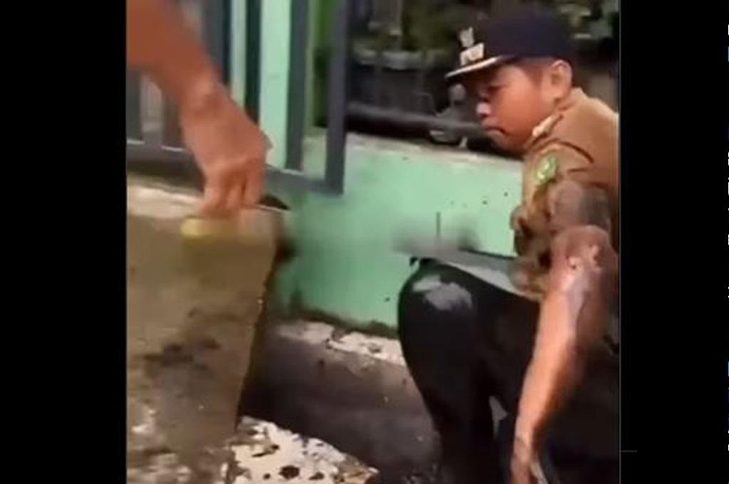 Viral! Lurah di Medan Didorong Warga hingga Tercebur ke Comberan saat Bongkar Polisi Tidur