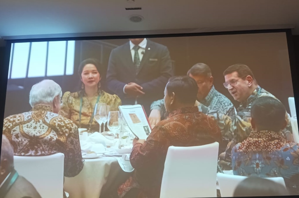 Momen Prabowo Makan Malam Bareng Steve Forbes, Kompak Pakai Batik