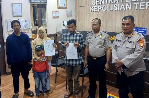 Miris! Satu Keluarga Nekat Jalan Kaki Tanjung Priok-Bandung gegara Kehabisan Uang