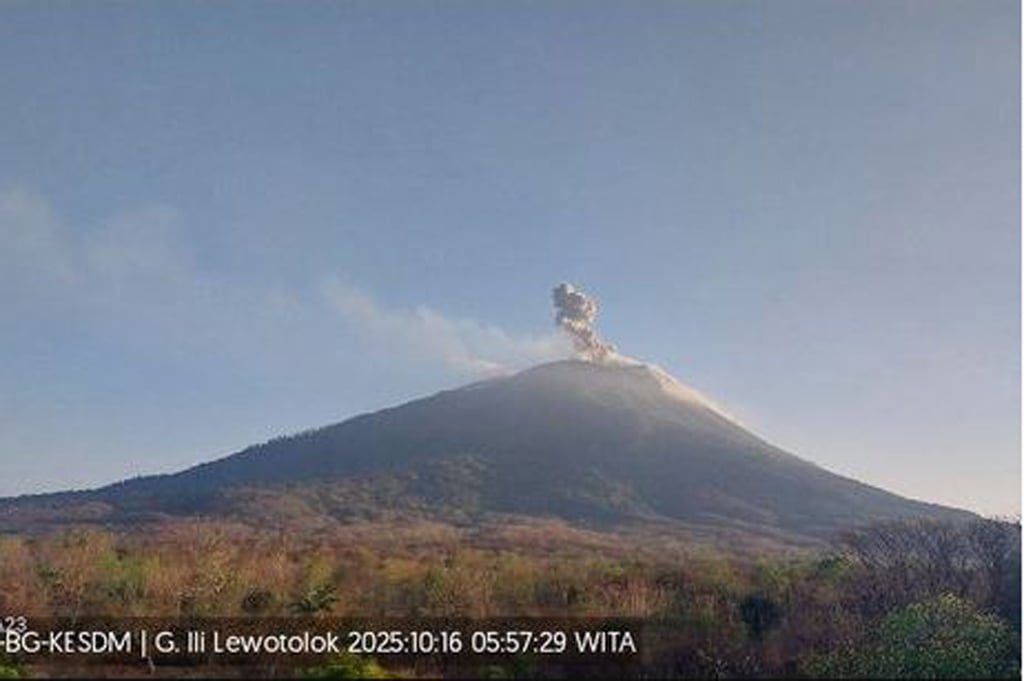 Gunung Ile Lewotolok Erupsi di Lembata NTT, Kolom Abu Capai 400 Meter dari Puncak