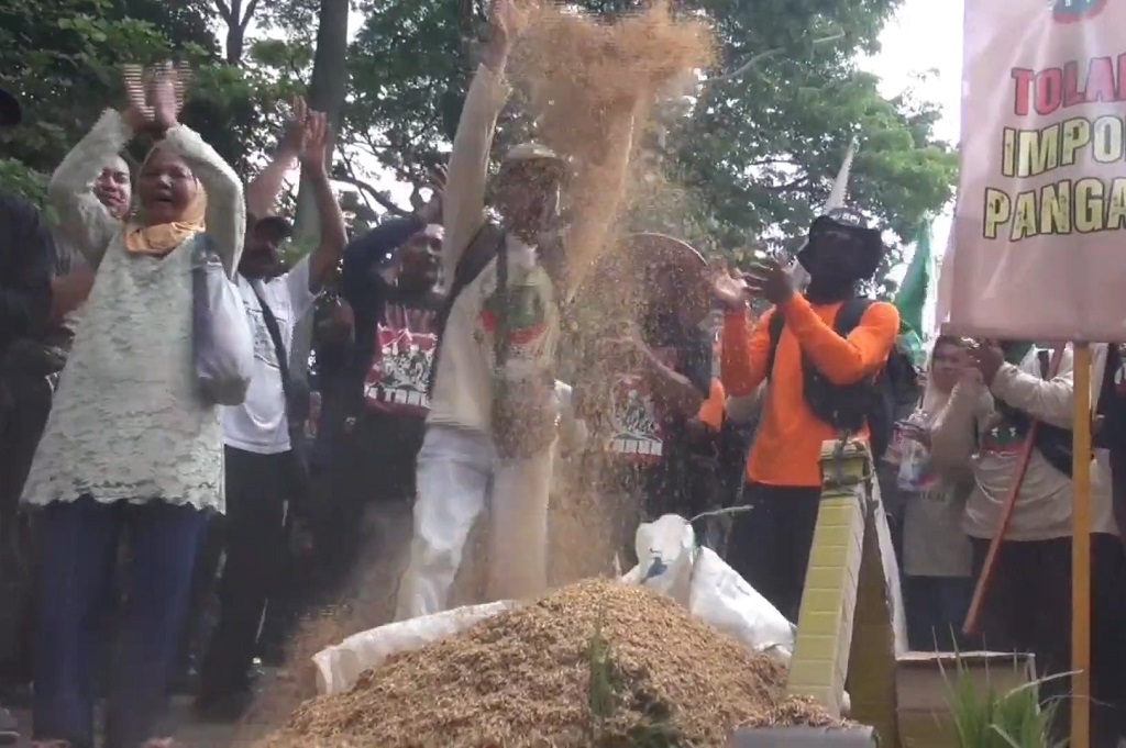 Massa Petani Demo Hari Pangan di Monas, Sempat Saling Dorong dengan Polisi